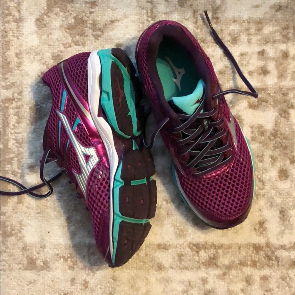PERFECT CONDITION Mizuno Wave Enigma 5.